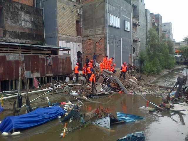 Gedung yang ambruk akibat dihantam badai